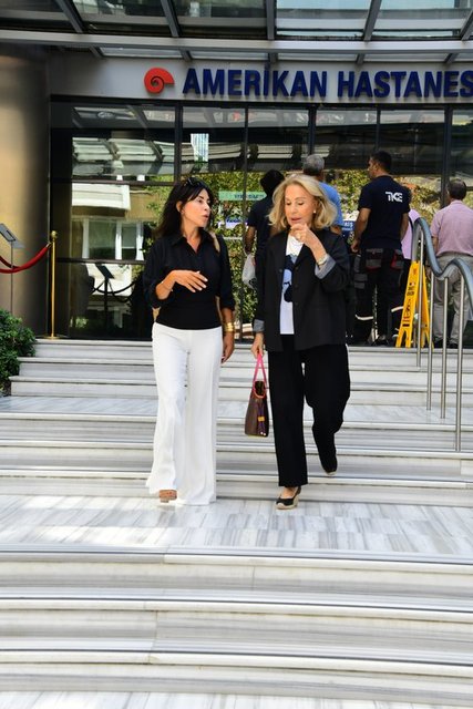 DOKTORLARDAN BİLGİ ALIP SABANCI ÇİFTİYLE GÖRÜŞEN SUZAN SABANCI DİNÇER VE ÇİĞDEM SİMAVİ HASTANEDEN BİRLİKTE AYRILDILAR.