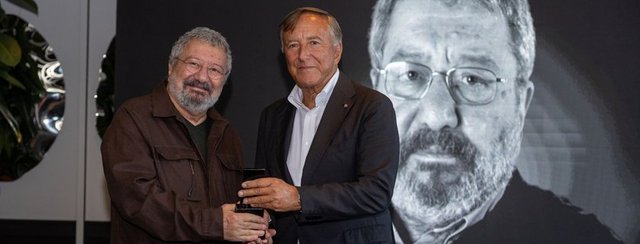 İKSV YÖNETİM KURULU BAŞKANI BÜLENT ECZACIBAŞI MEHMET BİRKİYE'YE ÖDÜLÜNÜ VERDİ.