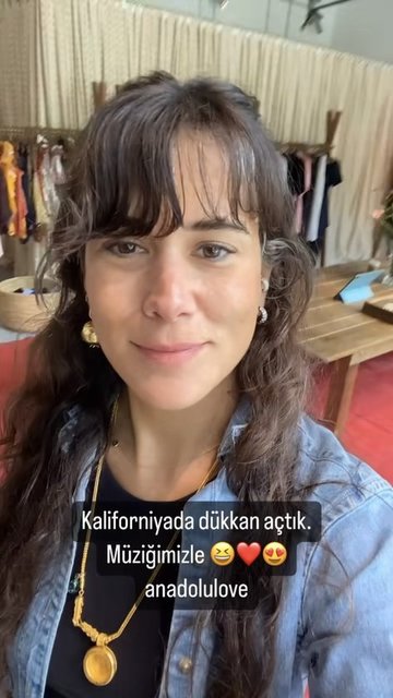 FARAWAY MARKASININ KURUCUSU OLAN AYŞE BOYNER, ÜRÜNLERİNİ TANITMAK İÇİN ZAMAN ZAMAN KAMERA KARŞISINA DA GEÇİYOR