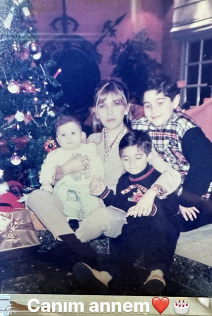 ÇOCUKLUK YILLARINA AİT FOTOĞRAF PAYLAŞAN HAKAN SABANCI ANNESİ ARZU SABANCI'NIN DA OLDUĞU KAREYE 'CANIM ANNEM' NOTUNU DÜŞTÜ.