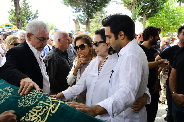 CEM BÜYÜKHANLI'NIN ANNESİ NİLÜFER SÜLÜNER OĞLUNUN TABUTU BAŞINDA GÖZ YAŞI DÖKTÜ.