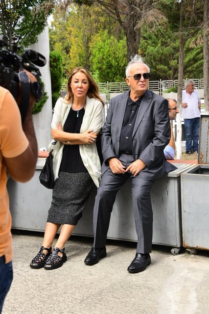 ZEYNEP VE CEZMİ MUTLU CENAZE TÖRENİNE BİRLİKTE GELDİ.