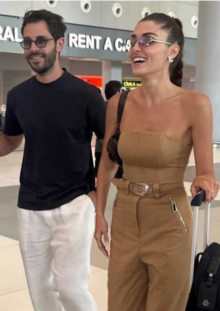 HAKAN SABANCI VE HANDE ERÇEL 'HER ŞEY YOLUNDA' AÇIKLAMASINI YAPARAK BİRLİKTE ALANDAN UZAKLAŞTILAR.