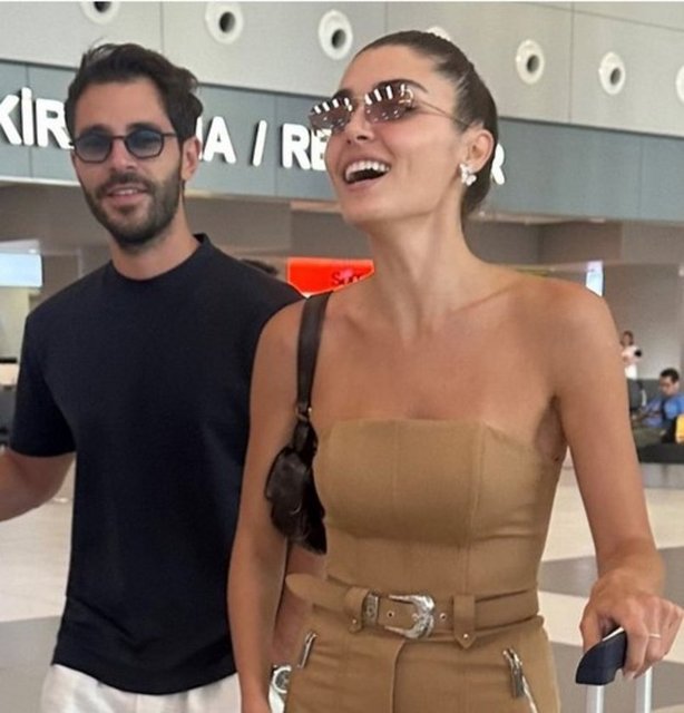 BİRLİKTE BODRUM'DAKİ BİR DÜĞÜNE KATILAN HAKAN SABANCI SEVGİLİSİ HANDE ERÇEL KISA BİR TATİLİN ARDINDAN iSTANBUL'A DÖNDÜ.