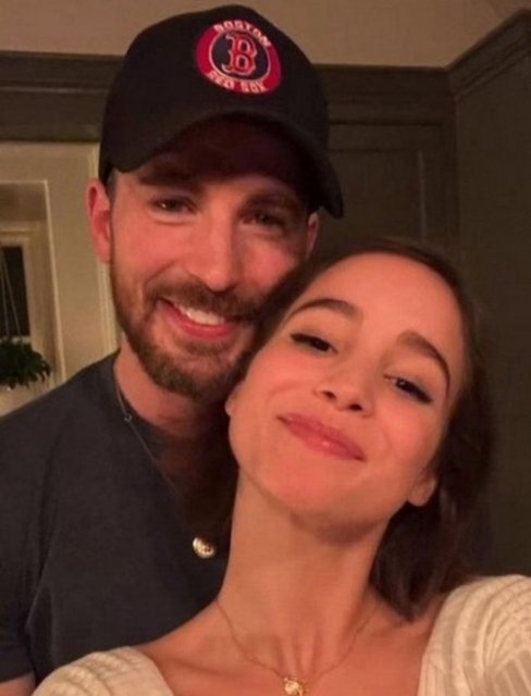 OYUNCU CHRIS EVANS İLE ALBA BAPTISTA DÜNYAEVİNE GİRDİ.