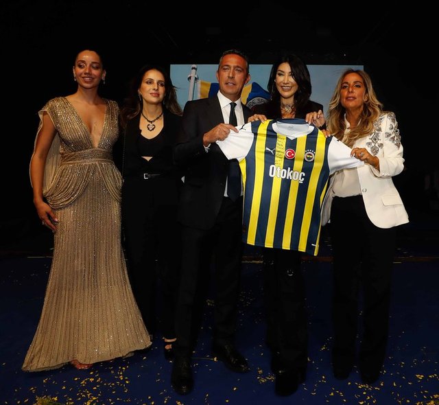FENERBAHÇE SPOR KULÜBÜ BAŞKANI ALİ KOÇ EŞİ NEVBAHAR KOÇ VE SİMLA BEYAZIT İLE BİRLİKTE GECEDE SAHNE ALAN HANDE YENER'E İMZALI FORMA HEDİYE ETTİ.