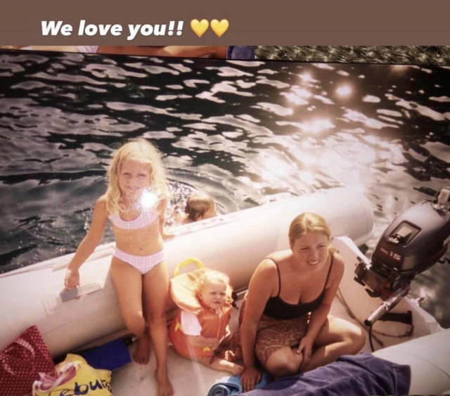 ESRA VE AYLİN KOÇ ANNELERİNİN YENİ YAŞINI ÇOCUKLUK ANILARIYLA KUTLADI.