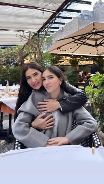 ŞİRİN YALÇIN KIZI İLE BİRLİKTE YEMEK YEDİĞİ ANLARI SOSYAL MEDYA HESABINDAN PAYLAŞTI.ŞİRİN YALÇIN