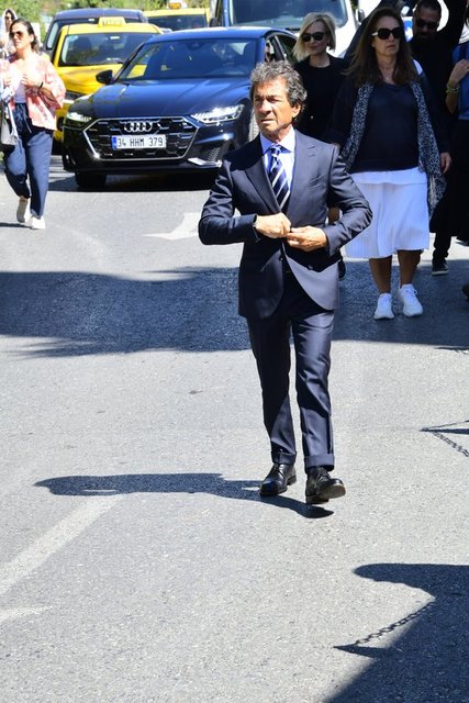 VAKKO HOLDİNG YÖNETİM KURULU BAŞKANI CEM HAKKO CENAZE TÖRENİNE GELEREK AİLEYE TAZİYELERİNİ İLETTİ.