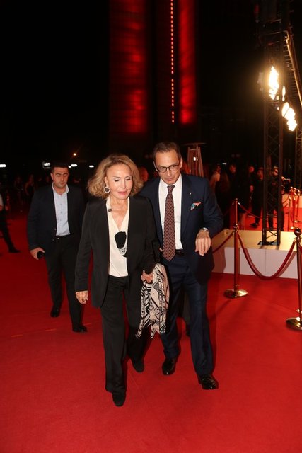 ÇİĞDEM SİMAVİ VE OĞLU KOÇ HOLDİNG YÖNETİM KURULU BAŞKANI ÖMER KOÇ GECEDE BİRLİKTE YER ALDILAR.
