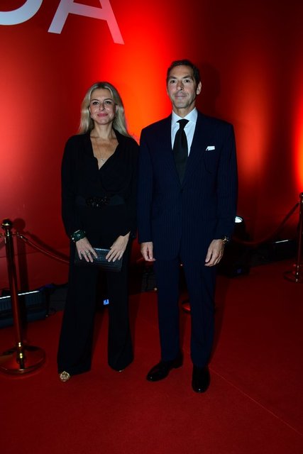 ESRA DİNÇKÖK VE İŞ İNSANI RAİF DİNÇKÖK GALA GECESİNBE BİRLİKTE GELDİ