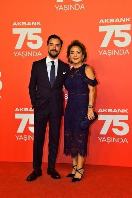 GENÇ İŞ İNSANI KEREM KAMIŞLI GALAYA ANNESİ EMİNE KAMIŞLI İLE BİRLİKTE KATILARAK POZ VERDİ.