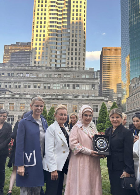 CUMHURBAŞKANI RECEP TAYYİP ERDOĞAN'IN EŞİ EMİNE ERDOĞAN GÜÇLÜ İŞ İNSANLARI DEMET SABANCI ÇETİNDOĞAN, NİLÜFER BULUT VE ZEHRA NEŞE KAVAK İLE NEW YORK'TA BİR ARAYA GELDİ.