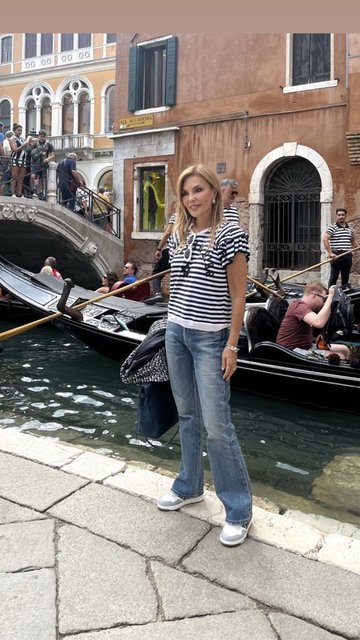FERYAL GÜLMAN İTALYA'DA TATİL YAPIYOR.
