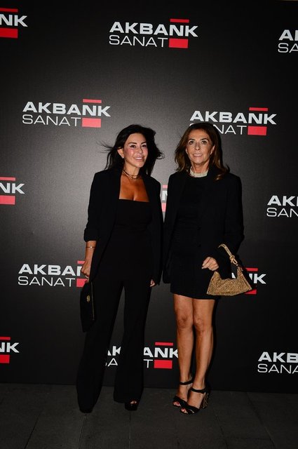 GECEYE EV SAHİPLİĞİ YAPAN AKBANK YÖNETİM KURULU BAŞKANI SUZAN SABANCI DİNÇER, ÇİĞDEM ERKMAN İLE BİR ARAYA GELDİ.