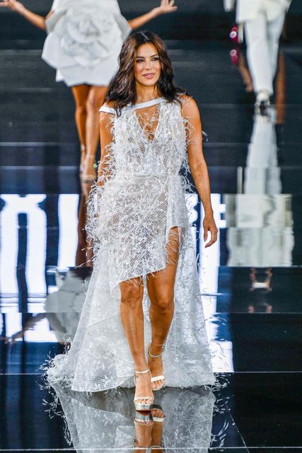 EVA LONGORIA'DA POZYUMDA YÜRÜYEN İSİMLER ARASINDAYDI