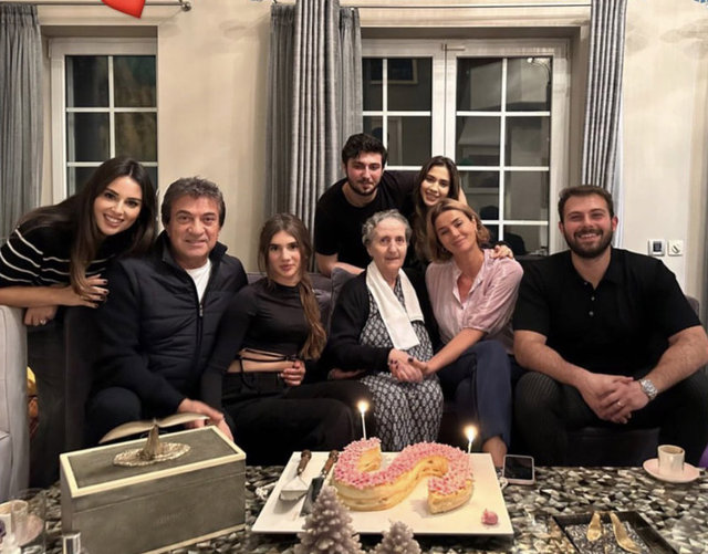 SÜLEYMAN VE AHU ORAKÇIOĞLU ÇİFTİ KIZLARI SARE ORAKÇIOĞLU'NUN YENİ YAŞINI AİLECE BİR ARAYA GELEREK KUTLADILAR.