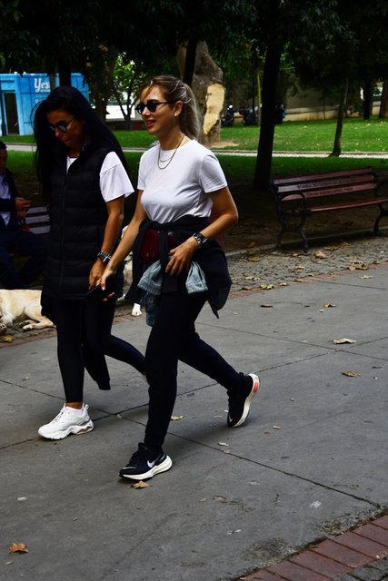 PINAR SABANCI BİR ARKADAŞI İLE BEBEK'TE YÜRÜDÜ