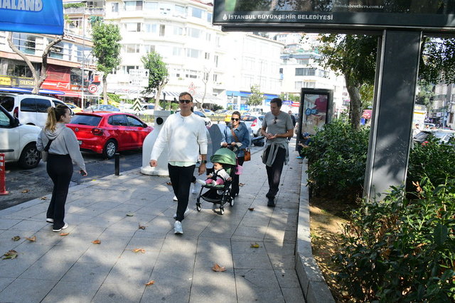 MURAT ÖZYEĞİN VE EŞİ YASEMİN ÖZYEĞİN, BEBEK'E GELEREK YÜRÜYÜŞ YAPTI