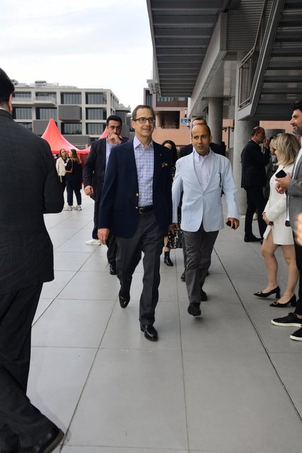 ÖMER KOÇ, KLASİK TAKIM ELBİSEDEN VAZGEÇMEYEN STİLİYLE HER ZAMAN ÇOK ŞIK HER ZAMAN ÇOK TREND...