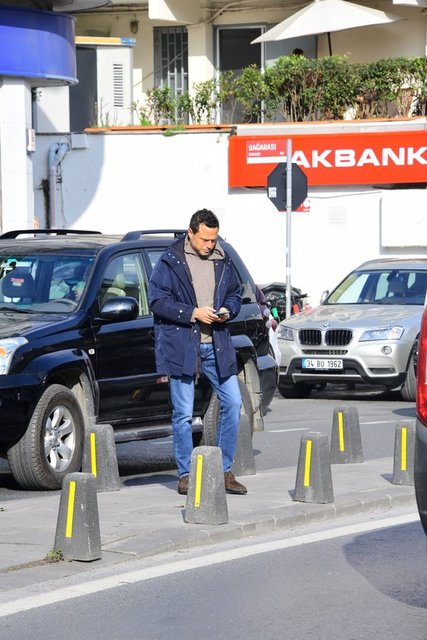 CAN EKŞİOĞLU, HAFTA SONU KOMBİNLERİNDE RAHATLIKTAN YANA...