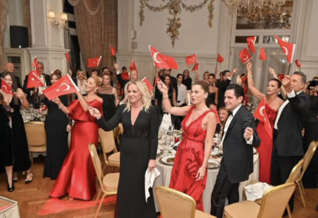 ARZU SABANCI, HACI-NAZLI SABANCI COŞKUYLA KUTLAMALARA KATILDILAR