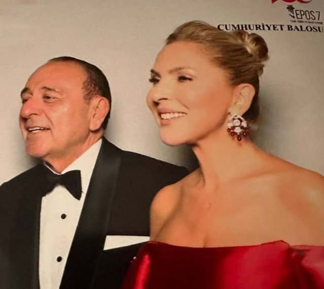ÖMER VE ARZU SABANCI ÇİFTİ GECEDE BİRLİKTE POZ VERDİLER