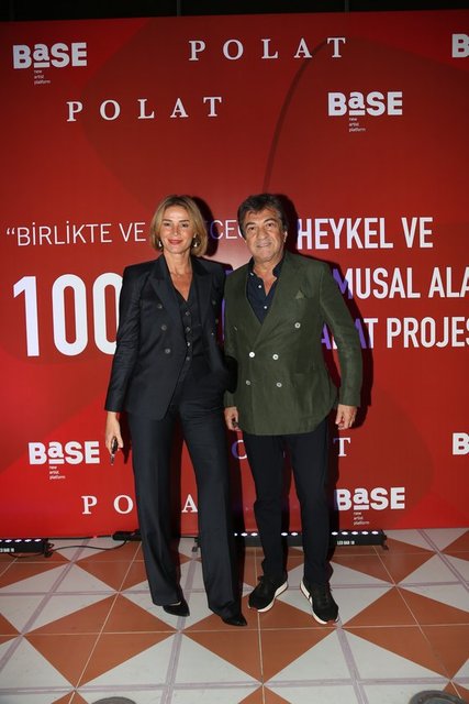 İŞ İNSANI SÜLEYMAN ORAKÇIOĞLU EŞİ AHU ORAKÇIOĞLU İLE SERGİ DAVETİNE KATILDI.