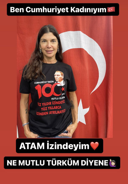 ZEYNEP ÜSTÜNEL "BEN BİR CUMHURİYET KADINIYIM" DİYEREK FOTOĞRAFINI PAYLAŞTI.