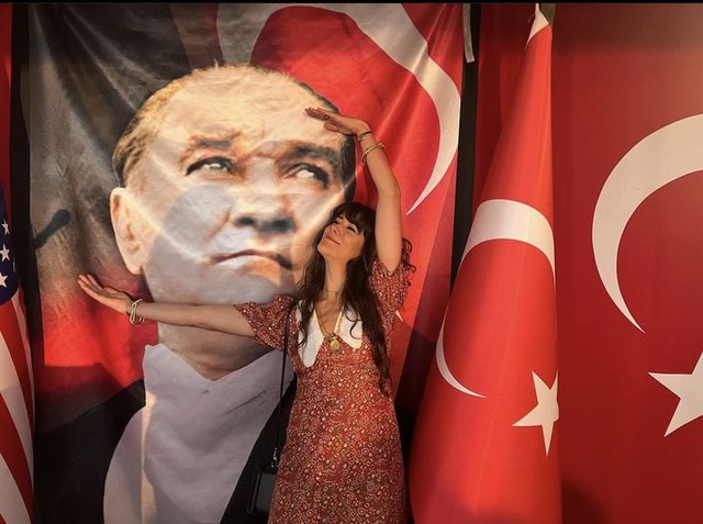 AYŞE BOYNER ULU ÖNDERİMİZ MUSTAFA KEMAL ATATÜRK'ÜN RESMİNİN ÖNÜNDE CUMHURİYET BAYRAMIMIZI KUTLADI