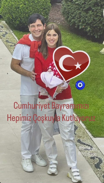 HACI VE NAZLI SABANCI ÇİFTİ KIZLARIYLA BİRLİKTE CUMHURİYET'İN 10. YILINI KUTLADILAR.
