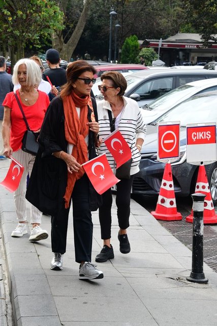 NİLGÜN KEÇİLİ DOSTLARIYLA CUMHURİYET BAYRAMINI KUTLADI.