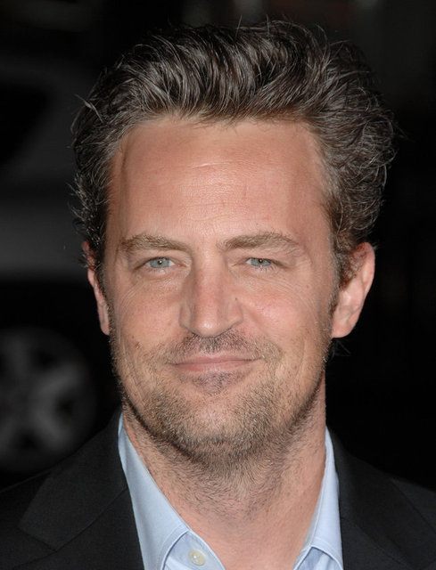 MATTHEW PERRY FRİENDS DİZİSİNDE CANLANDIRDIĞI CHANDLER BİNG KARAKTERİYLE HAFIZALARA KAZINMIŞTI
