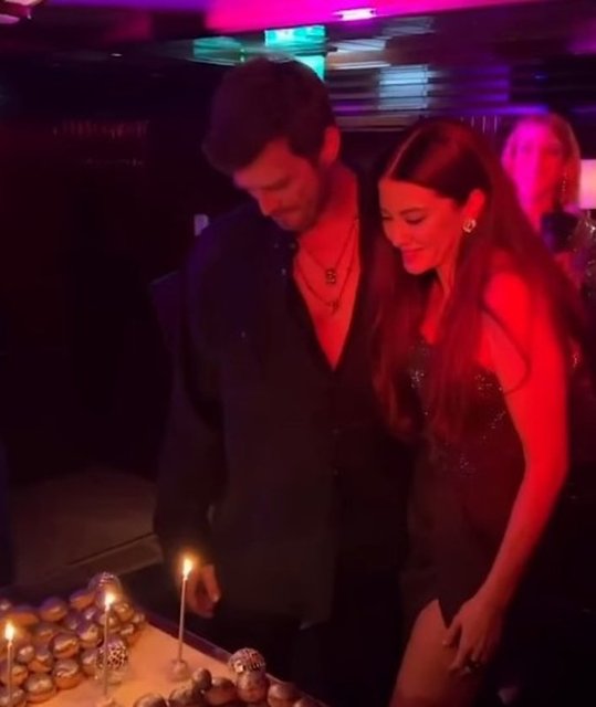 BAŞARILI OYUNCU KIVAÇ TATLITUĞ EŞİ BAŞAK DİZER VE DOSTLARIYLA BİRLİKTE YENİ YAŞINI KUTLADI