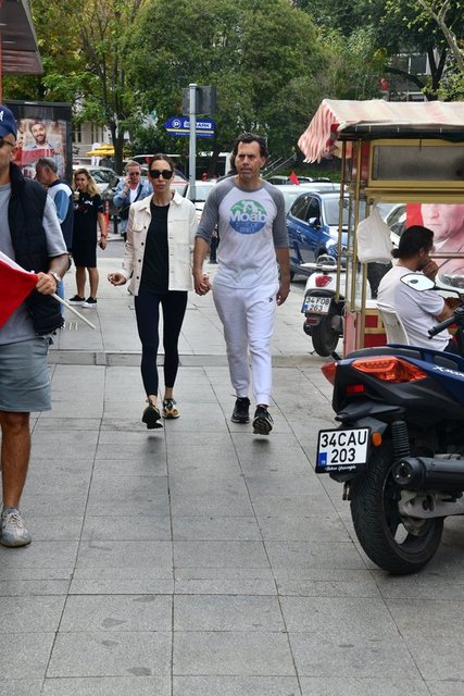 MALKOÇ SUALP KIZ ARKADAŞI SİMİN ERBEL İLE BEBEK'TE DOLAŞTI.