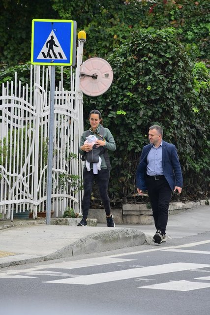 İŞ İNSANI ESRA ECZACIBAŞI COŞKUN BEBEĞİYLE YENİKÖY'DE YÜRÜYÜŞ YAPTI