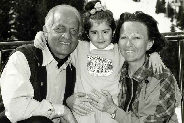 İŞ İNSANI İNAN KIRAÇ KIZI İPEK KIRAÇ'I EVLATLIKTAN REDDETTİĞİNİ AÇIKLADI.