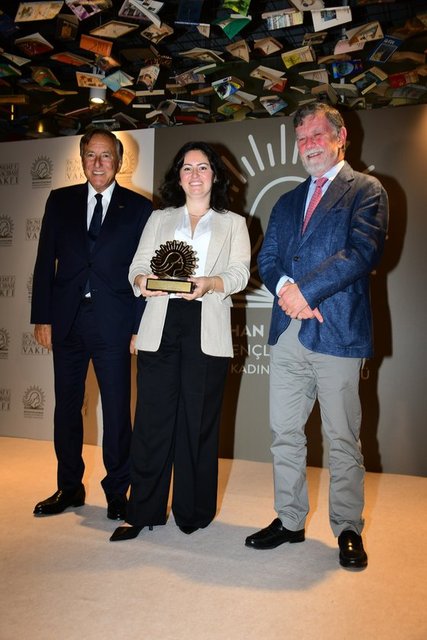 GAMZE PAT,  BEYHAN ECZACIBAŞI İLK GENÇLİK EDEBİYATI YILIN KADIN YAZARI ÖDÜLÜNÜN SAHİBİ OLURKEN ÖDÜLÜNÜ BÜLENT VE FARUK ECZACIBAŞI'NIN ELLERİNDEN ALDI.