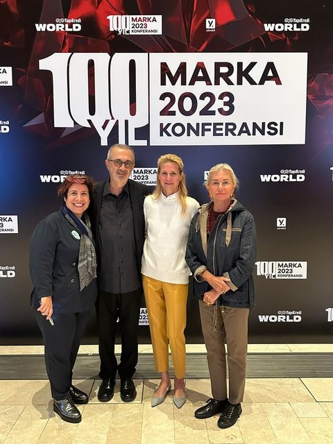TANSA EKŞİOĞLU FİKİR PLATFORMU MARKA KONFERANSI'NDA ÇAĞDAŞ SANAT ÜZERİNE BİR KONUŞMA YAPTI.