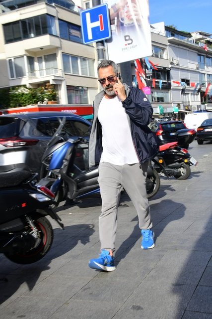 MURAT ASLAN TELEFONLA KONUŞARAK CADDEDEN AYRILDI.