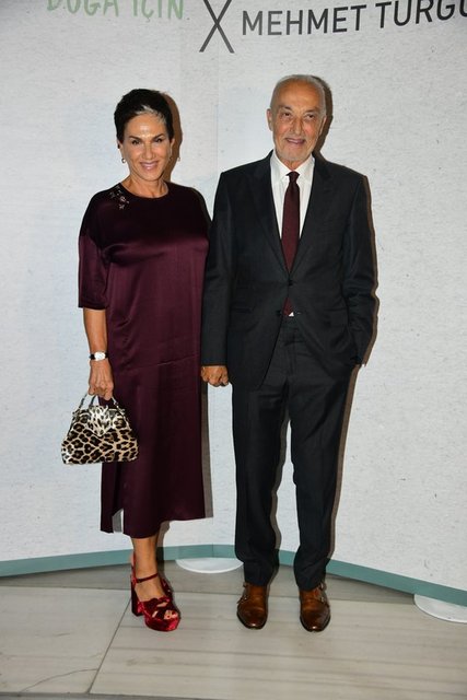 GÜLİN VE AKIN ÖNGÖR ÇİFTİ SERGİYİ DOLAŞARAK ESERLERİ İNCELEDİLER.