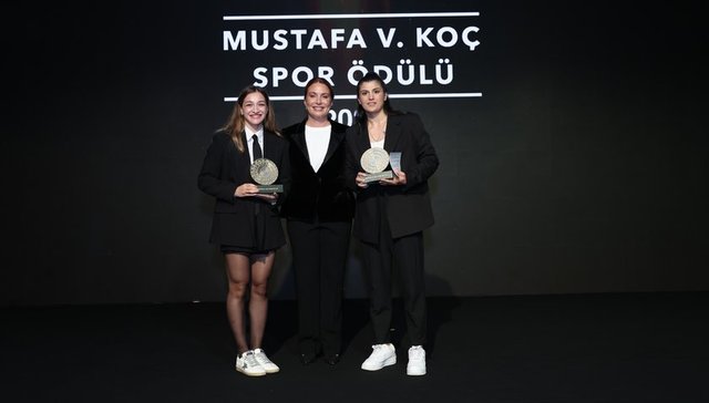 CAROLINE KOÇ, SPORCULAR BUSE NAZ ÇAKIROĞLU VE BUSENAZ SÜRMELİ'YE ÖDÜLLERİNİ VERDİ.
