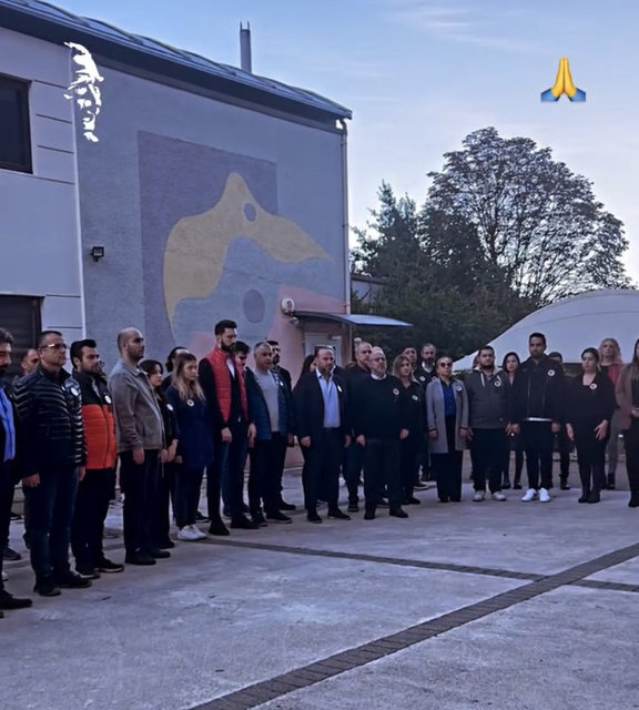 MERT VE METE VARDAR SAAT 9.5 GEÇE SAYGI DURUŞUNDA DURDULAR