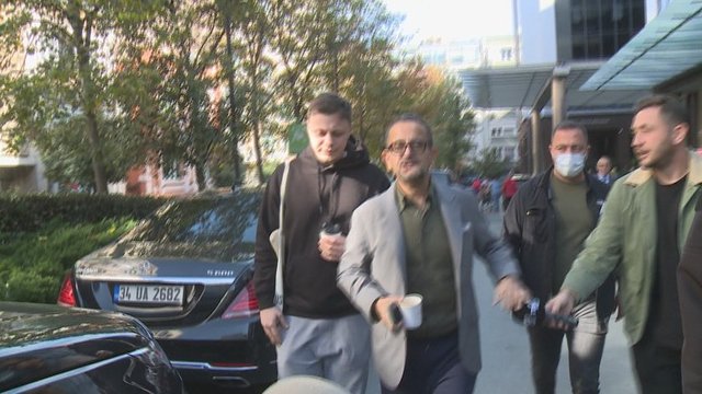 NİŞANTAŞI'NDA HASTANE ÇIKIŞI GÖRÜNTÜLENEN ALİ SABANCI, RUTİN SAĞLIK KONTROLÜNDEN GEÇTİ.