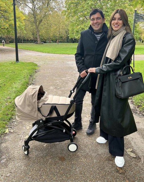 HACI VE NAZLI SABANCI ÇİFTİ KIZLARI ARZU ALARA İLE LONDRA'DA...