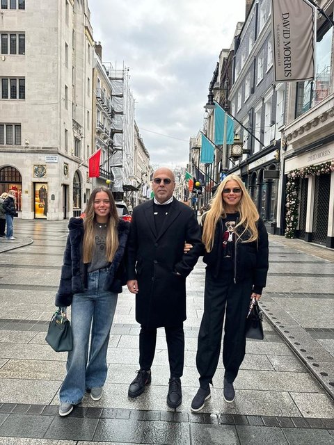NEJDET VE EMEL AYAYDIN ÇİFTİ KIZLARI YAĞMUR'U LONDRA'DA ZİYARET ETTİLER.