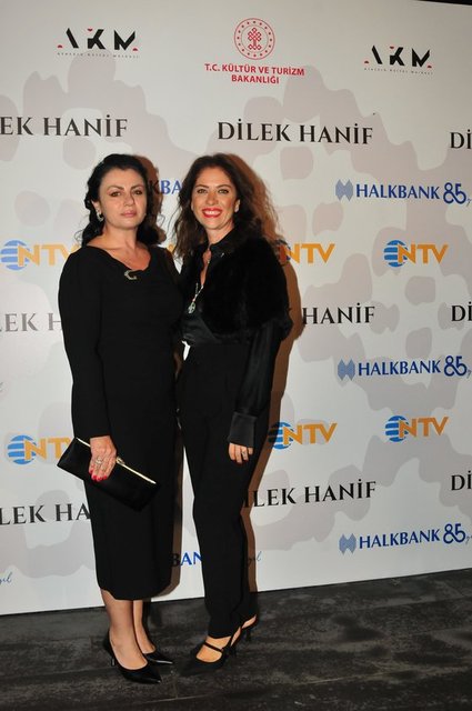 SEMA GÜRAL VE HEDİYE GÜRAL GÜR SERGİYE BİRLİKTE KATILDILAR.