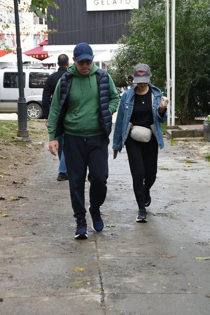 İLHAN VE PINAR SABANCI ÇİFTİ BOĞAZ'DA YÜRÜYÜŞ YAPTIKTAN SONRA DENİZ YOLUYLA KARŞI GEÇTİ.