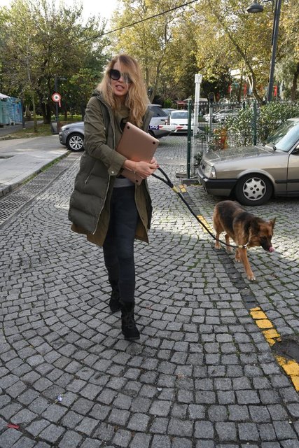 SEBEN KOÇİBEY CADDEDE KÖPEĞİNİ GEZDİRDİ.