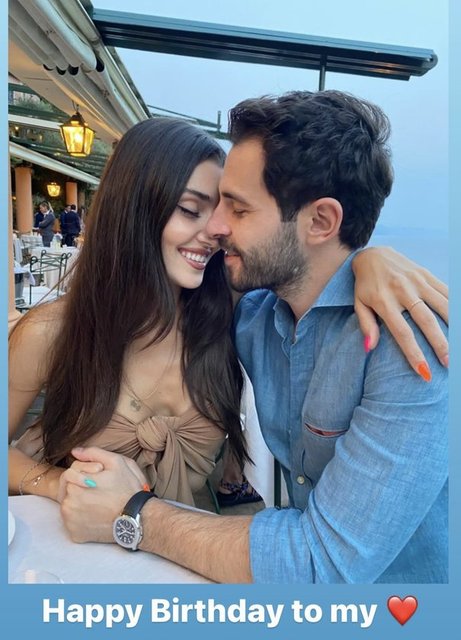 HAKAN SABANCI SEVGİLİSİ HANDE ERÇEL'İN DOĞUM GÜNÜNÜ BU ROMANTİK KAREYLE KUTLADI.